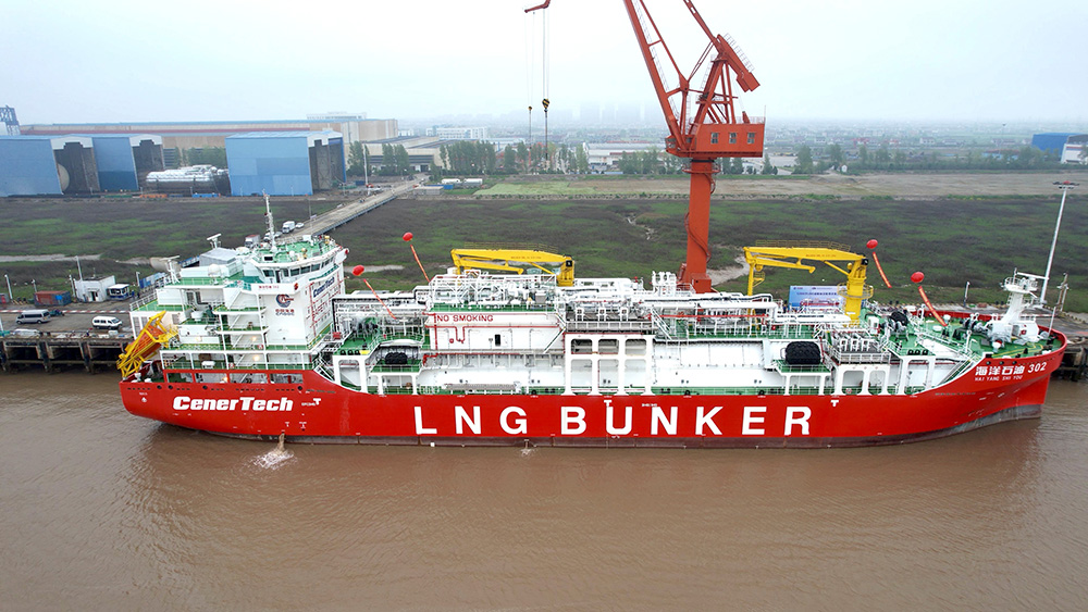 全国首艘！新普京888.3app向中国海油成功交付12000方LNG运输加注船